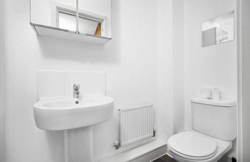 Stylish Manchester 4 Bed House with Garden - 4 Doubles Beds & 1 Single Bed - Sleeps 9 - Salford - FREE PARKING - SMART TVs in every bedroom - FREE NETFLIX - 6 min to City Centre, Close to Trafford Centre, Etihad Stadium, Manchester Arena, Clubs & more - Foto 27