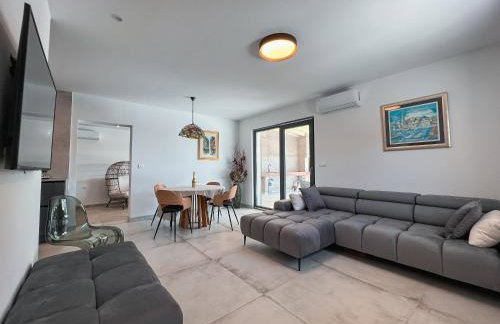 Mediterranean Oasis Seaside Villa with Pool - Foto 54