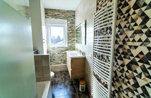 Bel AMI 02 - Turquoise & OR - Moderne Chic - Centre Ville - Accès Jardin - Clim - Wifi - Parking - Localisation idéale - Foto 15