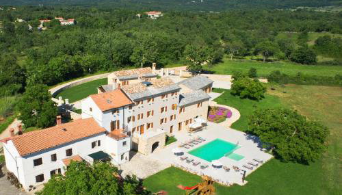 Villa Poropati, Grožnjan, Istria - Luxury Countryside Estate for up to 19 persons - Large pool of 80m2 with kids section - Foto 2