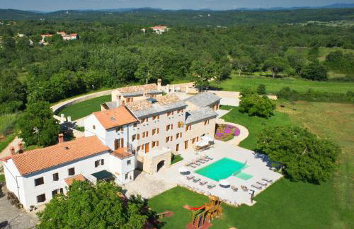 Villa Poropati, Grožnjan, Istria - Luxury Countryside Estate for up to 19 persons - Large pool of 80m2 with kids section - Foto 2