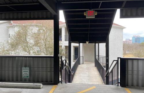 Hidden Gem at Med Center 2BR & 2BA Apartment - Foto 33