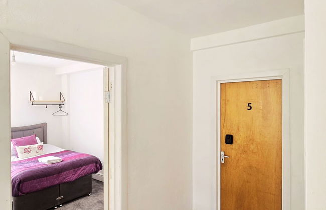 PRIVATE ROOMs In TOWN CENTRE FREE PARKING WIFI AND PATIO WITH AA STAY LTD - Foto 13