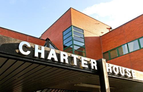 PRIME City Centre Location, THE JUKE BOX SUITE, Secure Gated FREE Parking Space, Unique STYLISH Apartment, AIR CONDITIONING & Two Bathrooms - Photo 36