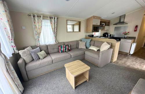 Your Seaside Escape at St Osyth Modern caravan with decking and wifi and parking Nr to Clacton on Sea - Foto 4