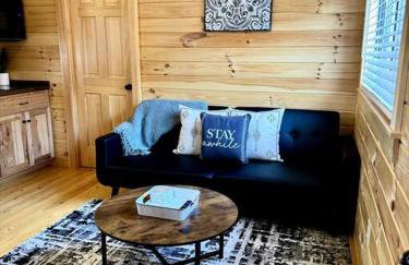 2 Bedroom Log Cabin on Lake James with Loft- Private Resort Amenities - Foto 8