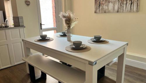 4 bedroom, sleeps 8, 30 seconds from beach, games table - Foto 4