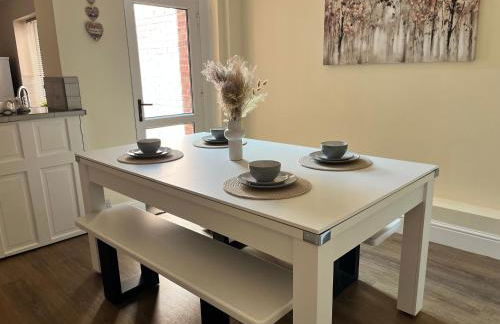 4 bedroom, sleeps 8, 30 seconds from beach, games table - Foto 4