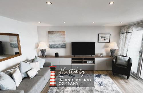 25 Breakwaters - Beach Hut is Included with this Pet Friendly Lux Apartment with Balcony, Stunning Sea Views over to Culver Cliffs & Free Parking - Photo 1