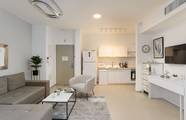 Quiet Hideaway & Terrace near Beach by FeelHome - Foto 8