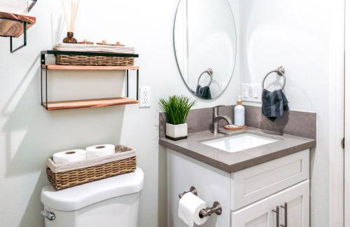 Cozy Luxe Unit Near Disneyland - Sleeps up to 10! EV Friendly & King Bed - Foto 25