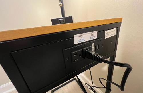 Modern Basement Retreat 2BR King suite - Foto 33