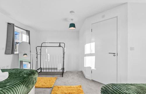 Opulent 2BR 2BA House with FREE Parking - Photo 37