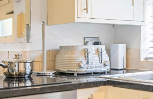 3BR Kingswood Cottage with Detached Unit - Photo 5