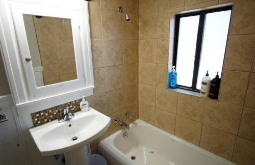 Beautiful Bungalow Next to UNC - Free Cruiser Bikes! - Foto 12