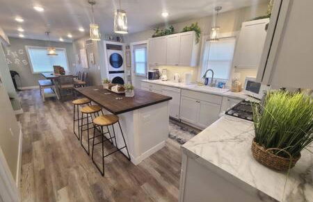 Stunning Lake Home w arcade and huge deck - Foto 34