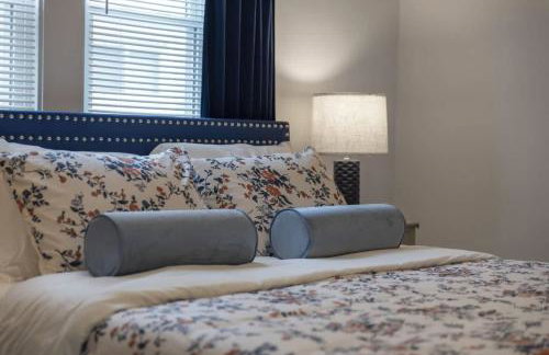 Hot Tub - Game Room - Chic & Spacious - Sleeps 10 - Foto 25