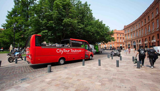 Le minibus dans les rues de Toulouse