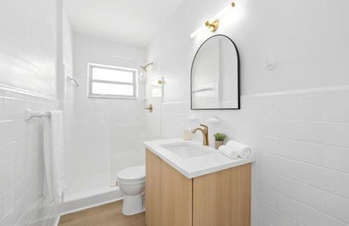 M Lake Worth Beach - Modern Villas Near West Palm Beach, Chic Retro Vibes, King Bed, Cozy Backyard, BBQ, Workspace, High-Speed Internet, Free Parking, 5 Minutes to Downtown & Beach - Foto 71