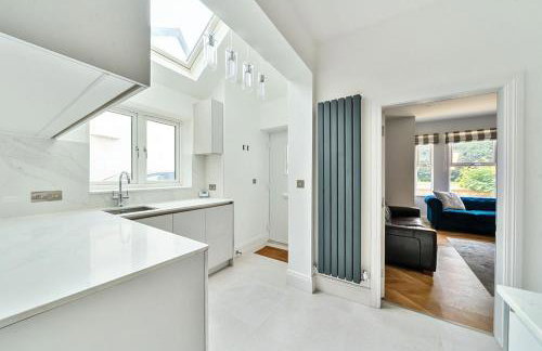Modern 2 Bedroom Flat with Free Parking - 2 mins from Ascot Racecourse - Foto 1