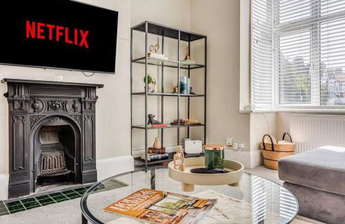 Beautiful 5 Bedroom 4 Bathroom House in W6 by Yoko Property - 10 minute's to Central London - Free Parking, Fast WiFi, Work Desks and SmartTVs with Disney and Netflix - Foto 26