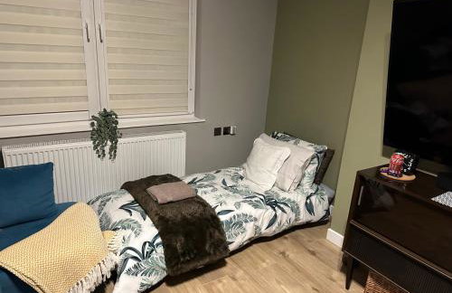 Lovely 3 bed with jacuzzi, close to airport, driveway, wifi - Foto 41