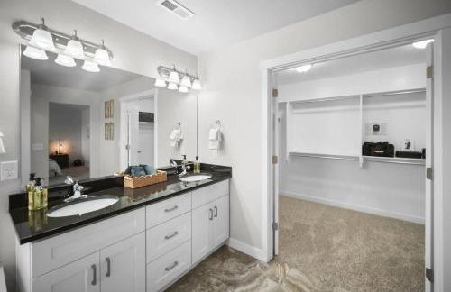 Charming Family Stay w Arcade Theatre Ski Haven Walking trails and river walk in backyard - Foto 27