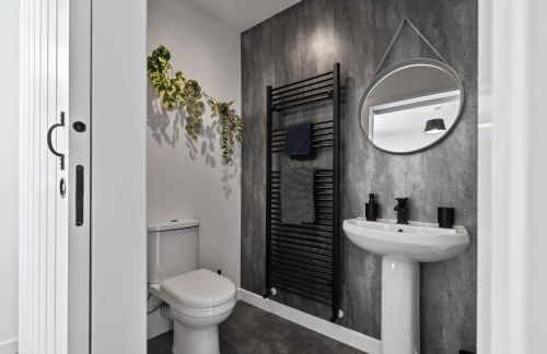 Prime Central Living 5-Bedroom 3-Bath Spacious House - Photo 26