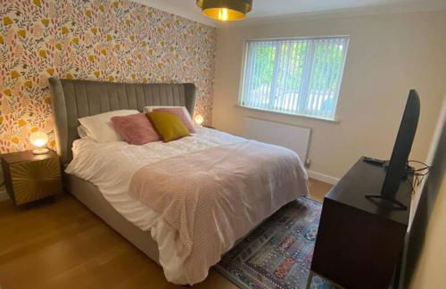 Luxury 4-5 Bed Home with Games Room and Balcony - Foto 16