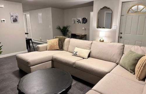 Bright 2-Bedroom Apartment in Federal Hill with Parking, Walk to Atwells Ave - Foto 1