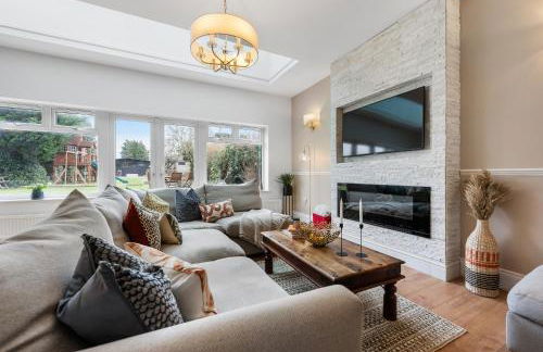 LONG TERM STAY SPECIAL OFFER AVAILABLE! 5-Bedroom Spacious, Stunning Design, Sociable Areas & Cosy House Near South Downs Park, Sleeps 11 with GAMES Room, PRIVATE PARKING and GARDEN - by Blue Puffin Stays - Foto 35