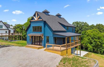 NEW Spacious Clarkson Getaway w Games & Yard - Foto 1