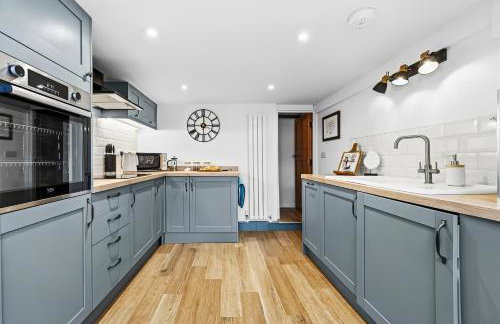 3-BR Luxe Cowes Cottage Harbour Views, Sleeps 6, with Private Garden - LONG TERM STAY WINTER SPECIAL OFFER AVAILABLE! - by Blue Puffin Stays - Foto 32