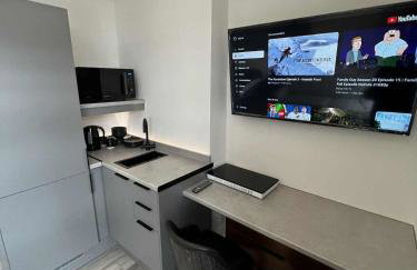 Resilets - Mood Studio 2 - Central Modern 2 Bed - Photo 2