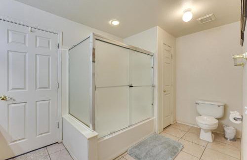 Getaway with Balcony and Spa 13 Mi to Old Town - Foto 17