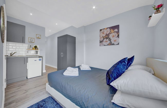 Charming Serviced Studio West Drayton London UB7 - Photo 5