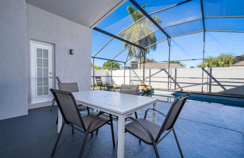 Magical 5-Bedroom Retreat w/ Pool, 3 Ensuite Bedrooms, Near Disney, and Internet! - Foto 31