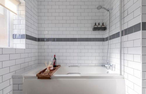 Designer 1BR I Work-From-Home Ready I Fast Wi-Fi - Foto 44