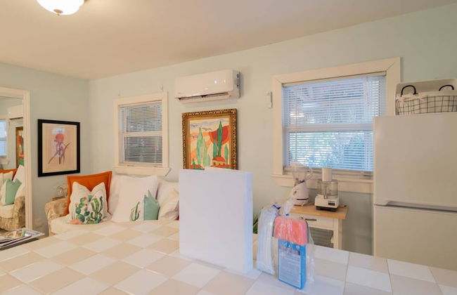 The Secret Garden - The Cottage Near Beach, Shops, Restaurants, Pet Friendly, Close to Lucerne Ave! - Foto 8