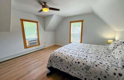 91M Renovated Bethlehem home with hot tub, firepit, large yard, walk to restaurants - Photo 25