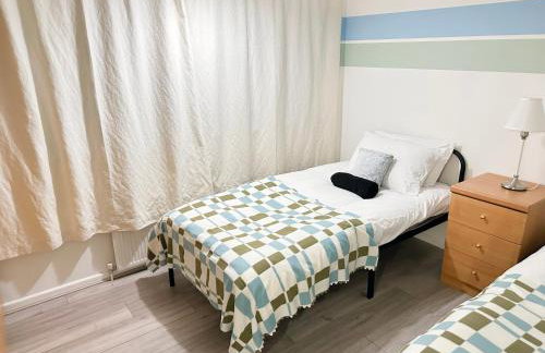 Spacious Luton Airport Accommodation - Perfect for Contractors, Families, Tourists & Long Stays - Foto 25