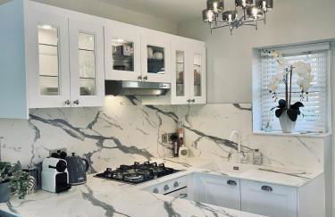 Cotswold Chic Retreats "Cloud Nine" Central Chipping Campden-Parking-Garden - Photo 18