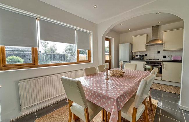 Host Stay Severn Swans House - Photo 2