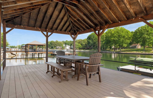 Black Bear Lodge by Avantstay Lakefront, Dock, Pool, Theater Sleeps 20+ - Foto 17