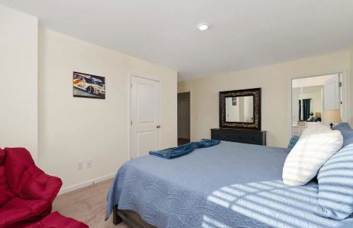 New 3BR Raceday Retreat - Steps from Speedway - Foto 36