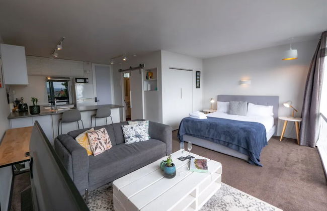 Centrally Located Light-filled Studio w/ Parking - Foto 9