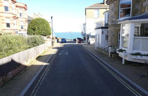 Seaview House, lovely ground floor flat with garden, minutes walk to beach - Photo 20