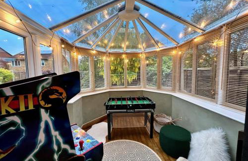 Sleeps 8-10 Cotswold Home with Hot Tub & Parking - Foto 9