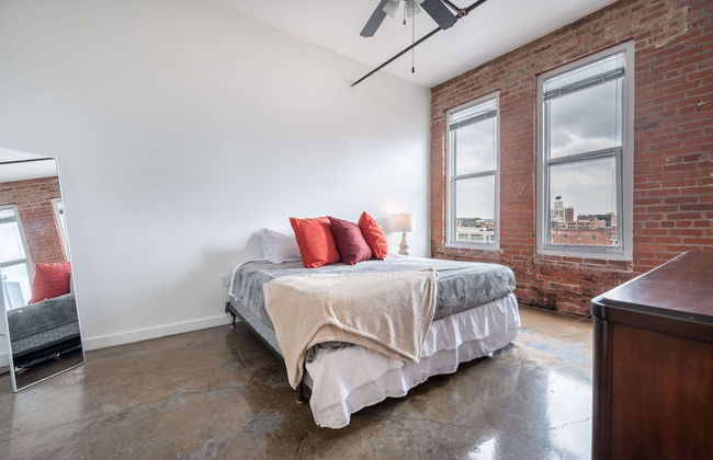 Luxury Historic Loft with Gym - Photo 23