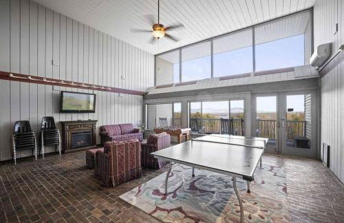 Cute Cedar Lodge Studio with Balcony & Lake Views! - Foto 14